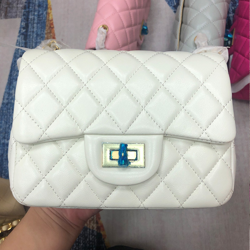 Torba od prave kože, mala kvadratna, dijamantno šivanje, zlatni detalji, lančani remen, crossbody, zaključavanje bravom, unutarnja džep s patentnim zatvaračem, džep za telefon, srednja veličina, horizontalni kvadrat, street stil