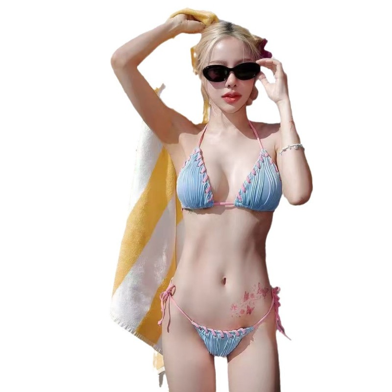 Kötőzsinóros nyakú, két részes bikini háromszög kosarakkal, nyugati stílusban