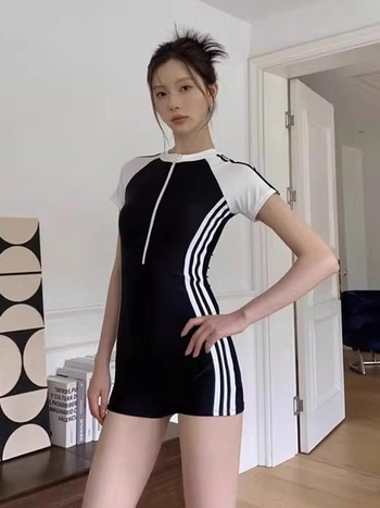 Nova ženska jednodijelni kupaći kostim, konzervativan kvadratni kroj, sportski stil, oblikovanje tijela uz pokrivanje trbuha, najlon jednobojan, kratki rukavi, s umetkom za dojke, bez žice