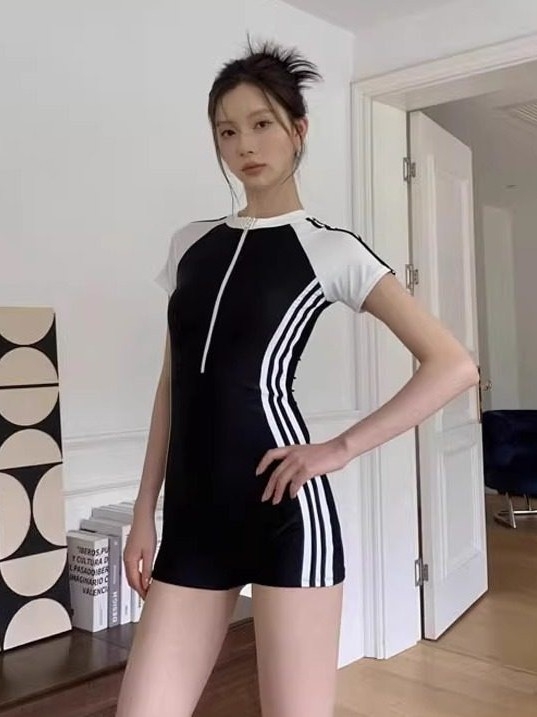 Nova ženska jednodijelni kupaći kostim, konzervativan kvadratni kroj, sportski stil, oblikovanje tijela uz pokrivanje trbuha, najlon jednobojan, kratki rukavi, s umetkom za dojke, bez žice