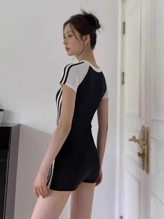 Nova ženska jednodijelni kupaći kostim, konzervativan kvadratni kroj, sportski stil, oblikovanje tijela uz pokrivanje trbuha, najlon jednobojan, kratki rukavi, s umetkom za dojke, bez žice