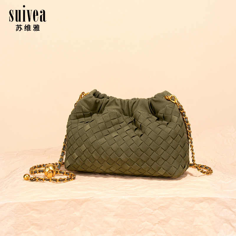 Torba preko ramena u Chanel stilu, plisirana s detaljem oblaka, pleteni lanac, mala zlatna kuglica, za žene