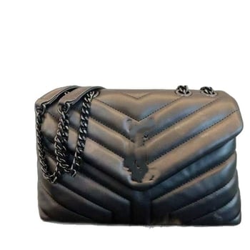 Mala kutija kožna torbica od ovčje kože s preklopnim poklopcem i lančanim remenom – za crossbody ili na rame