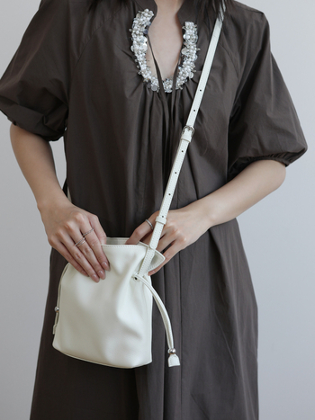 Ženska bucket torba s vezicom, mala, od prave kože, s jednom naramenicom i mogućnošću nošenja kao crossbody, gradski minimalistički stil, 2026