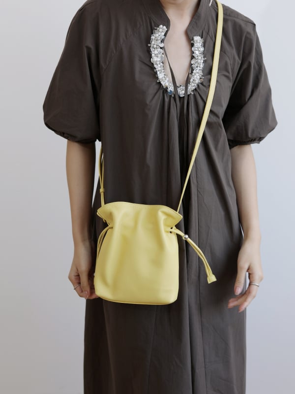 Ženska bucket torba s vezicom, mala, od prave kože, s jednom naramenicom i mogućnošću nošenja kao crossbody, gradski minimalistički stil, 2026