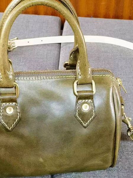 Mala ženska torba Boston od prave kože gornjeg sloja, jastučasti dizajn, YKK zatvarač