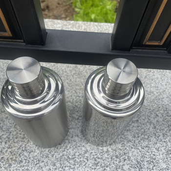 Sticlă din oțel inoxidabil 304 pentru exterior, în formă de sticlă pentru băuturi alcoolice, goală, 0,5 kg, portabil