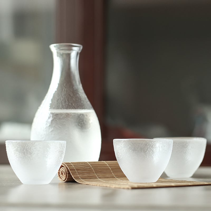 Set de sake în stil japonez, cu carafă din sticlă ciocănată și pahare
