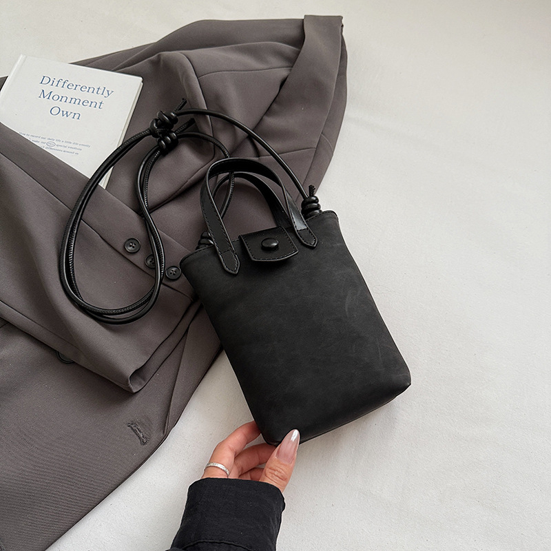 Retro mala ženska torbica za jesen-zimu 2025, svestrana crossbody torbica s veluru završetkom i džepom za telefon