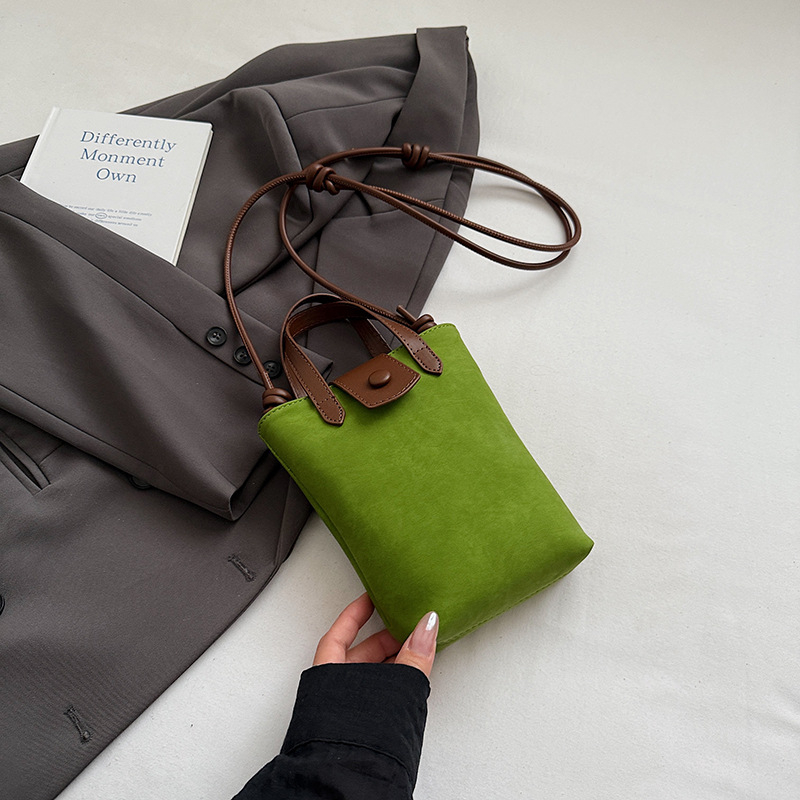Retro mala ženska torbica za jesen-zimu 2025, svestrana crossbody torbica s veluru završetkom i džepom za telefon