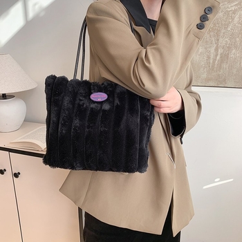 Pluš tote torba s velikim kapacitetom, ženska torba pod pazuhom, gradski casual stil 2024