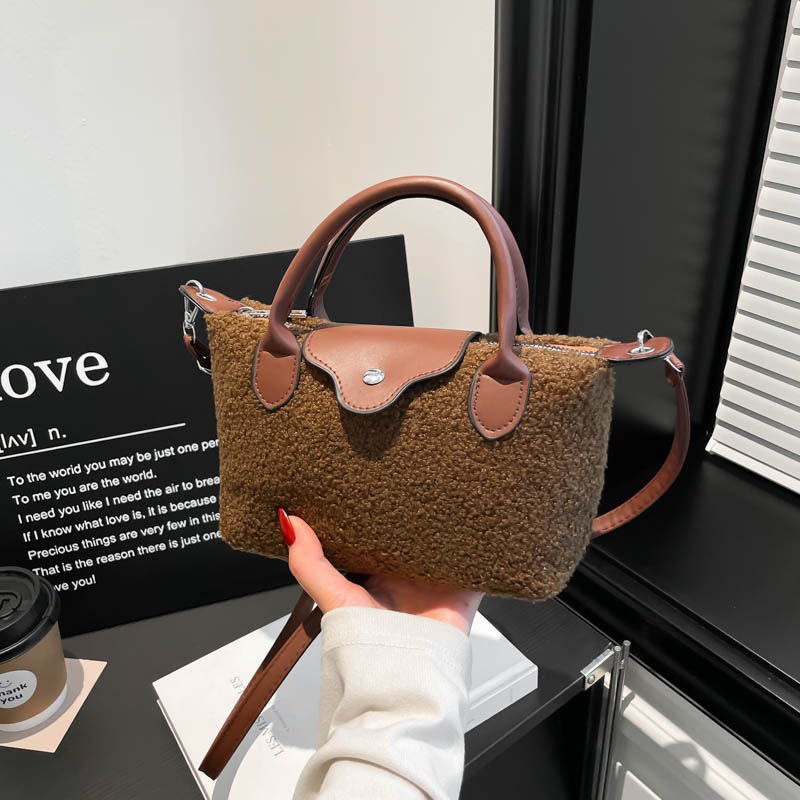 Ženska plišana torbica s nišnim dizajnom, 2026 novi stil, casual chic crossbody torba u obliku dumpling bag s premium teksturom