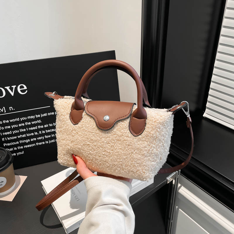 Ženska plišana torbica s nišnim dizajnom, 2026 novi stil, casual chic crossbody torba u obliku dumpling bag s premium teksturom