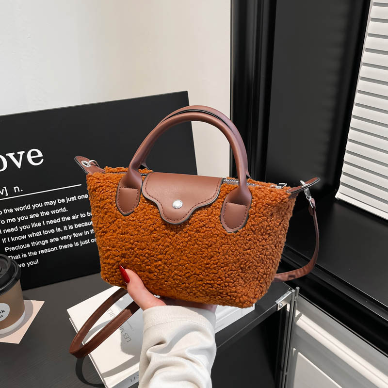 Ženska plišana torbica s nišnim dizajnom, 2026 novi stil, casual chic crossbody torba u obliku dumpling bag s premium teksturom