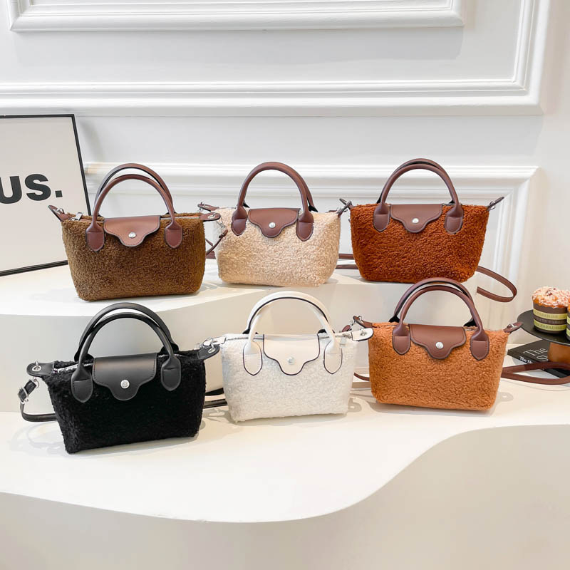 Ženska plišana torbica s nišnim dizajnom, 2026 novi stil, casual chic crossbody torba u obliku dumpling bag s premium teksturom