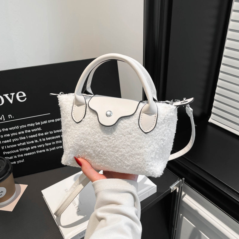Ženska plišana torbica s nišnim dizajnom, 2026 novi stil, casual chic crossbody torba u obliku dumpling bag s premium teksturom
