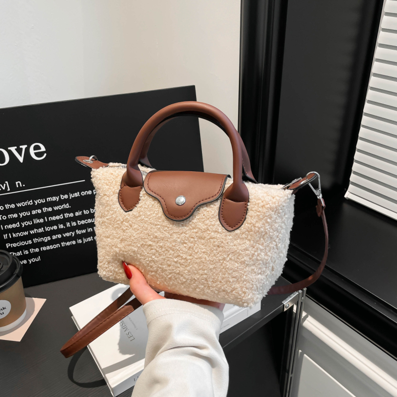 Ženska plišana torbica s nišnim dizajnom, 2026 novi stil, casual chic crossbody torba u obliku dumpling bag s premium teksturom