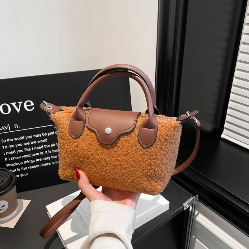 Ženska plišana torbica s nišnim dizajnom, 2026 novi stil, casual chic crossbody torba u obliku dumpling bag s premium teksturom