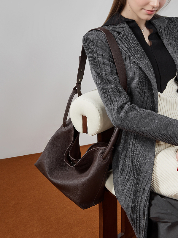 Bucket torba od prve kvalitne teleće kože, 2026 novi minimalistički stil, ženska kožna torba za svakodnevnu upotrebu, ručna i crossbody