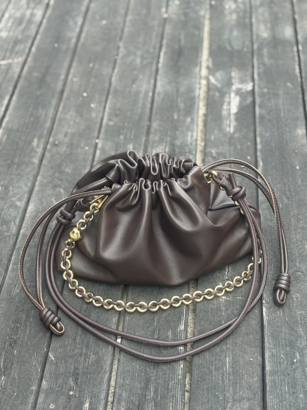 Bucket torba od prave kože, crossbody s uzicom i motivom oblaka
