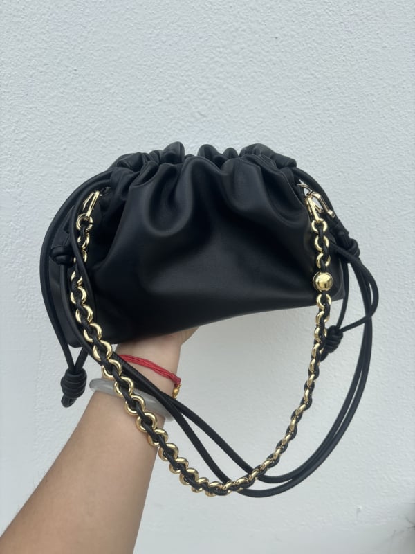 Bucket torba od prave kože, crossbody s uzicom i motivom oblaka