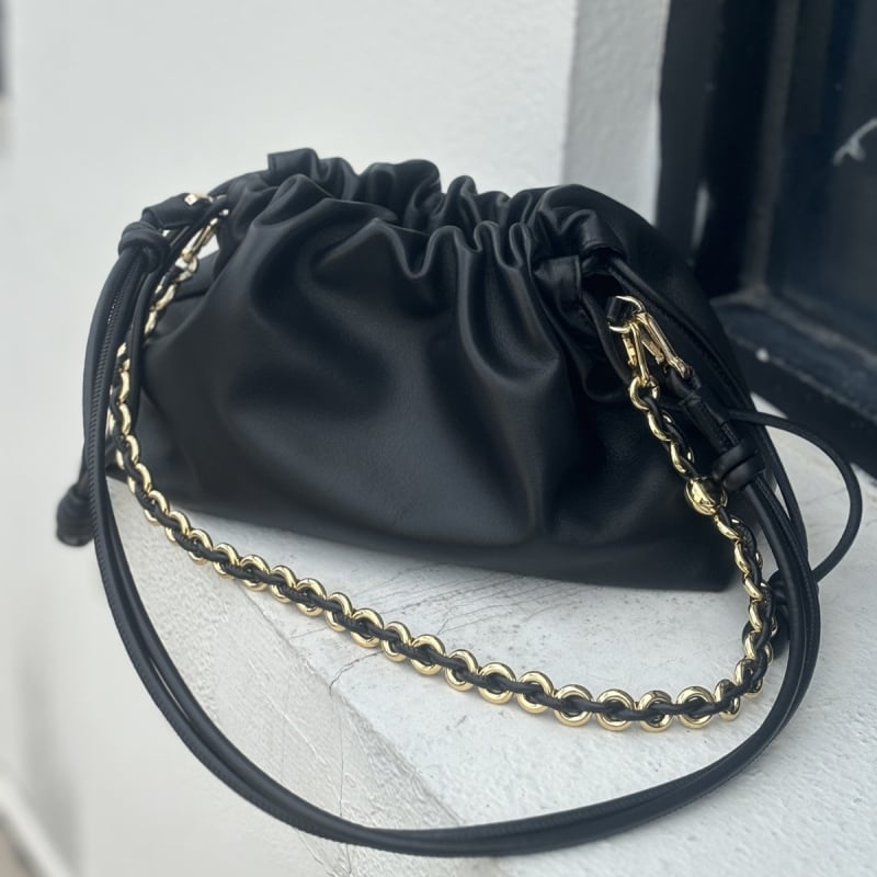 Bucket torba od prave kože, crossbody s uzicom i motivom oblaka