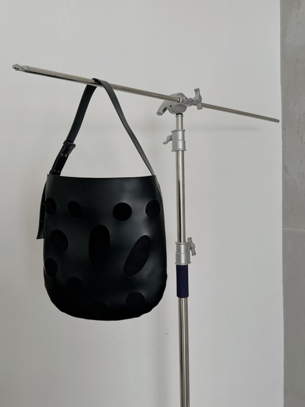 Ženska torbica od prave kože, bucket stil, 2025 novi model, nišne luksuzni dojam, europsko-američki stil, svestrana, minimalistički dizajn za nošenje preko ramena