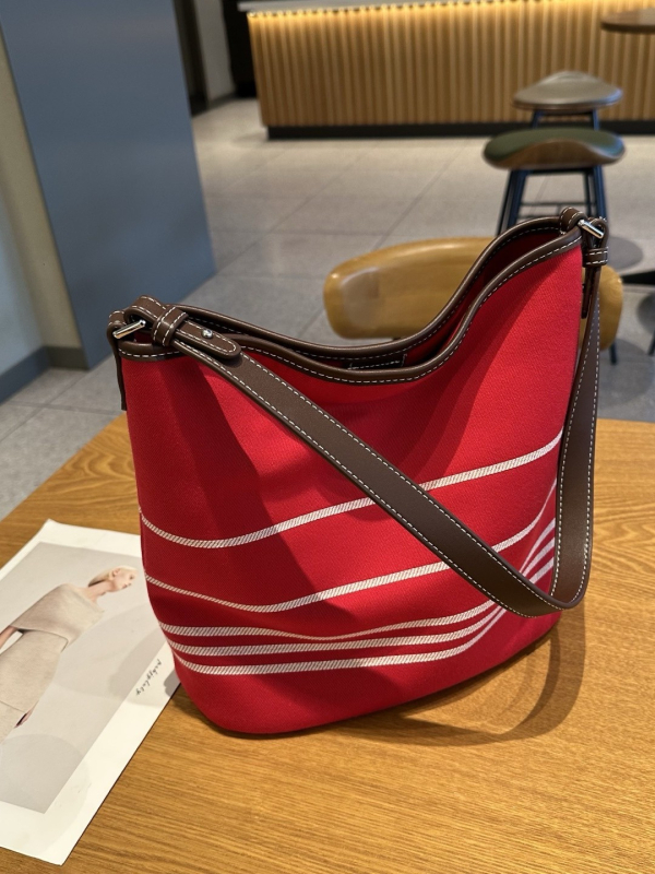 Ženska torba od prugaste tkanine, casual stil, bucket oblik, crossbody torba, magnetsko zatvaranje i unutarnji džep sa zipom