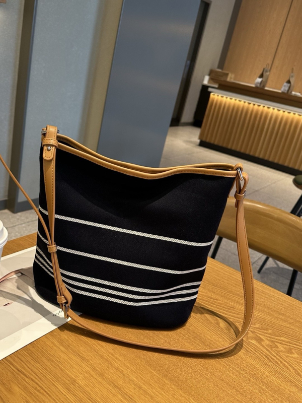 Ženska torba od prugaste tkanine, casual stil, bucket oblik, crossbody torba, magnetsko zatvaranje i unutarnji džep sa zipom