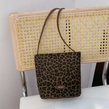 Mini crossbody torbica s leopardovim printom, teksturirani završetak, casual stil, proljeće 2025