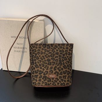 Mini crossbody torbica s leopardovim printom, teksturirani završetak, casual stil, proljeće 2025