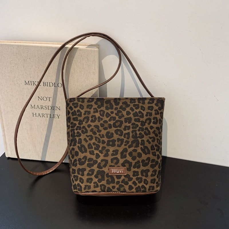 Mini crossbody torbica s leopardovim printom, teksturirani završetak, casual stil, proljeće 2025
