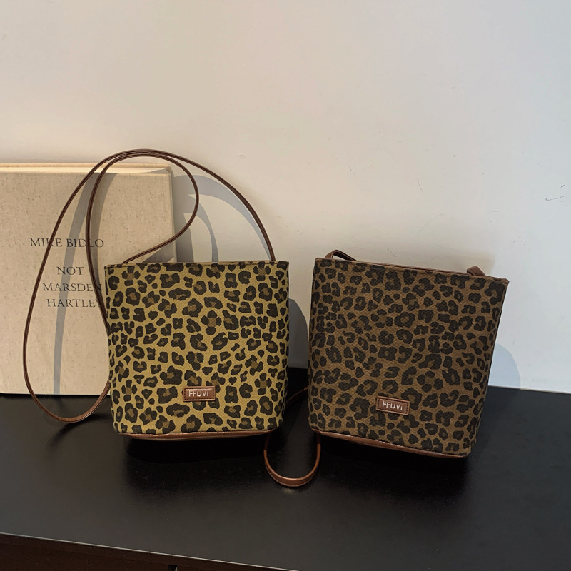 Mini crossbody torbica s leopardovim printom, teksturirani završetak, casual stil, proljeće 2025