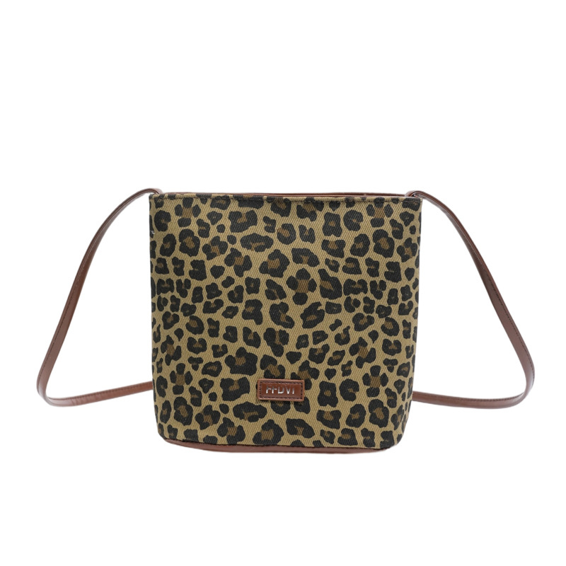 Mini crossbody torbica s leopardovim printom, teksturirani završetak, casual stil, proljeće 2025