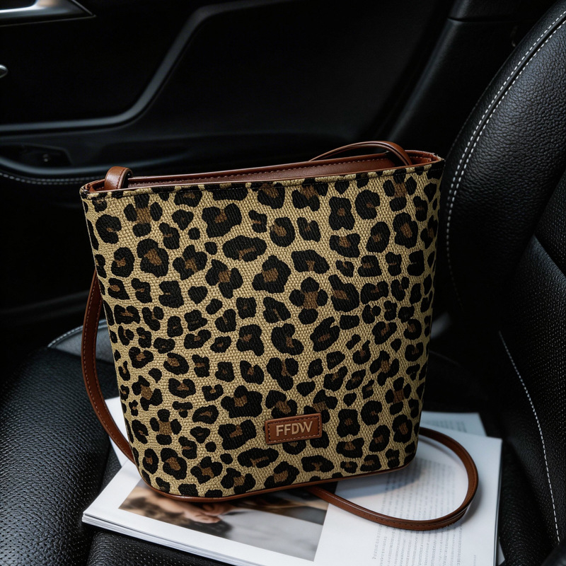 Mini crossbody torbica s leopardovim printom, teksturirani završetak, casual stil, proljeće 2025