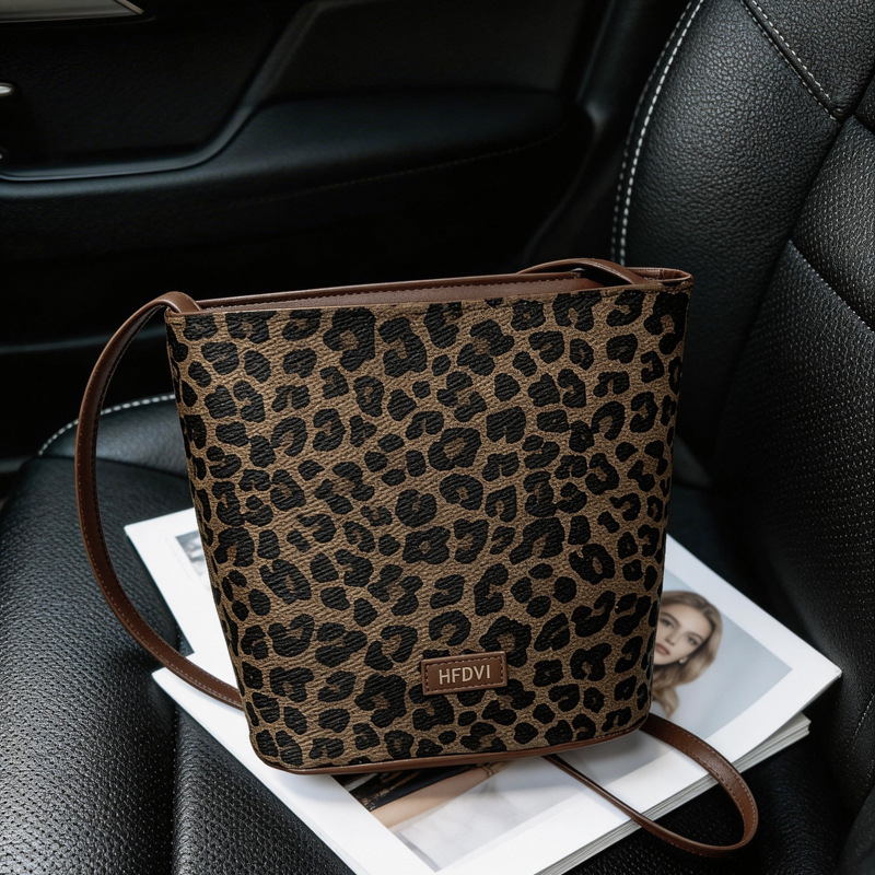 Mini crossbody torbica s leopardovim printom, teksturirani završetak, casual stil, proljeće 2025