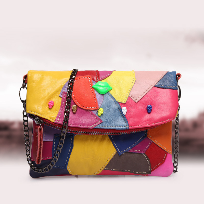 Mini kožna torbica preko ramena s lancem, dizajn color-block i oblikom omotnice