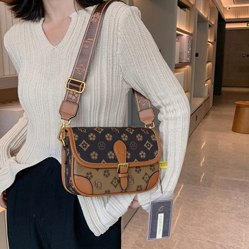 Ženska crossbody torbica s tiskom, mali kvadratni oblik, široka trakica, vrhunska tekstura