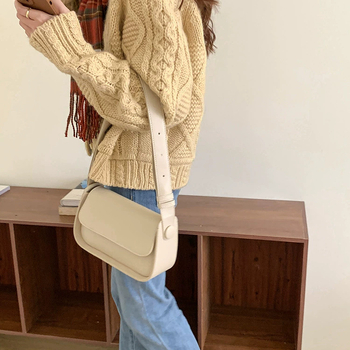 Ženska crossbody torbica, lagani luksuz, PU koža, srednja veličina, kvadratnog oblika, minimalistički stil, svakodnevna uporaba