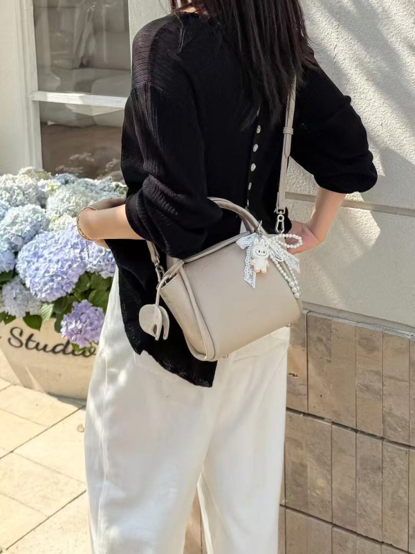 2026 nova trendi ženska mala crossbody torbica, Mori-inspiriran minimalistički stil, proljeće-ljeto, mala kvadratna torbica
