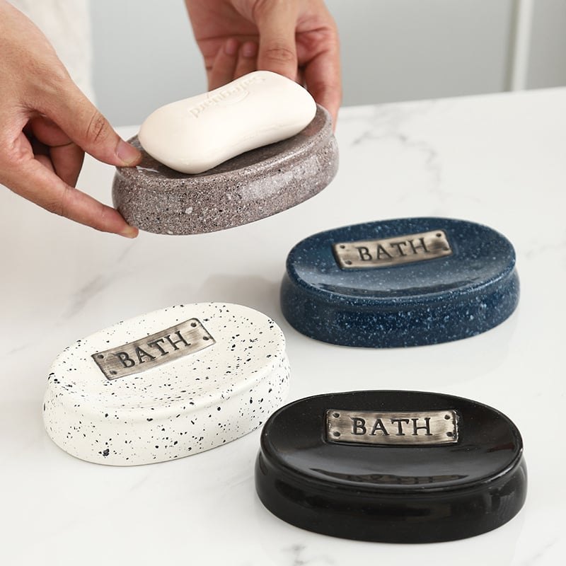 Sapunieră ceramică premium, cu canelură și design fără găuri, pentru baie acasă și pensiuni.