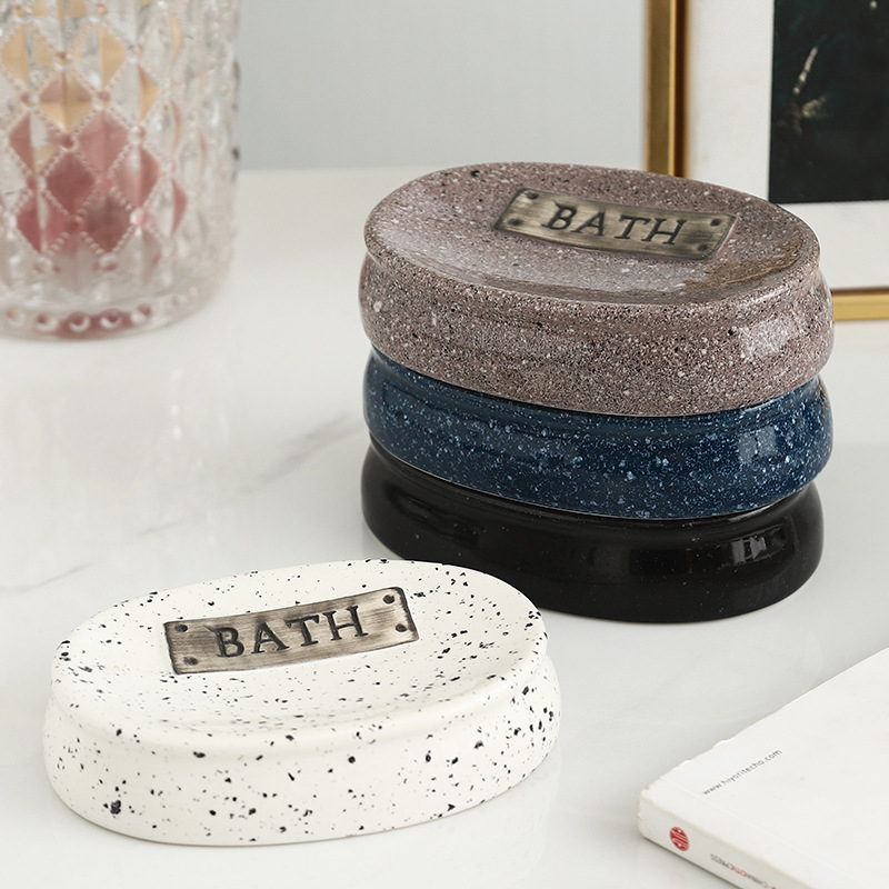 Sapunieră ceramică premium, cu canelură și design fără găuri, pentru baie acasă și pensiuni.
