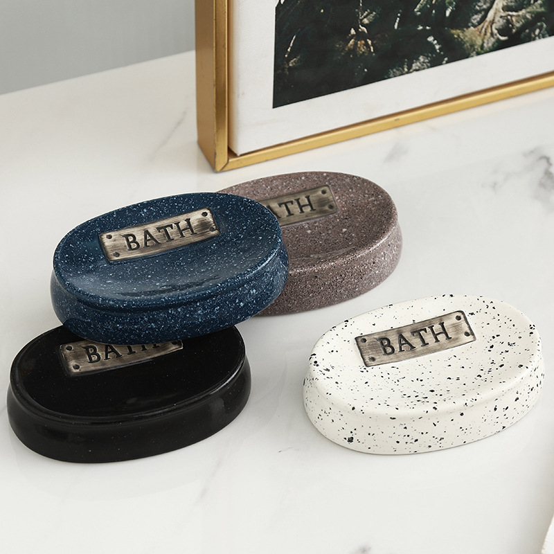 Sapunieră ceramică premium, cu canelură și design fără găuri, pentru baie acasă și pensiuni.