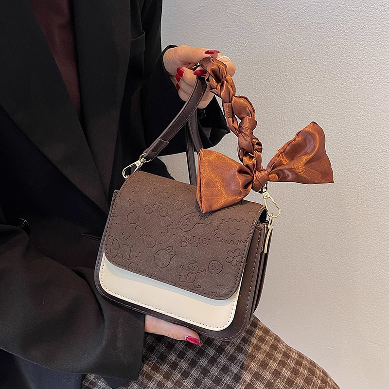 Ženska mala kvadratna crossbody torba s mat završnom površinom, proljeće–ljeto 2026