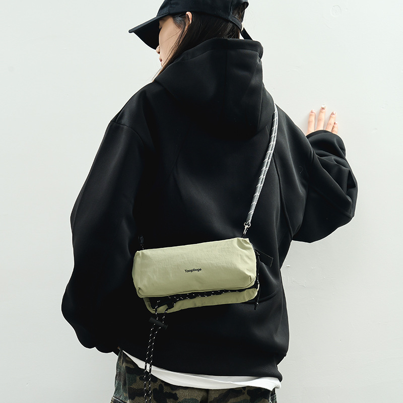 Krosbody torba za žene s nišnim dizajnom, casual sportska lagana mala kvadratna torba, modna unisex personalizirana mala torba
