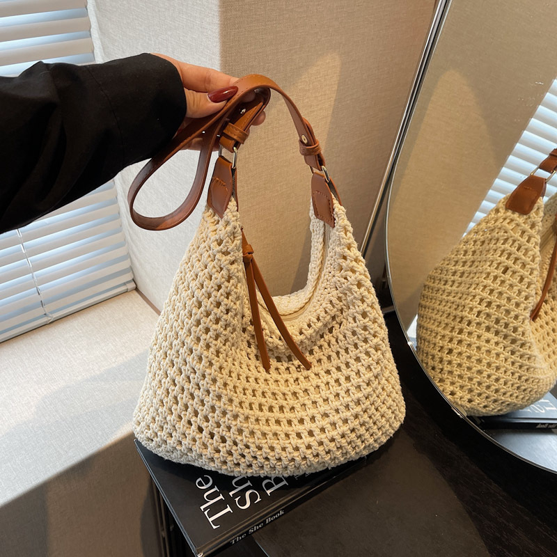 Ženska slamena tote torba za plažu, ljeto 2025 — s naramenicom za rame i crossbody, izrezani uzorak