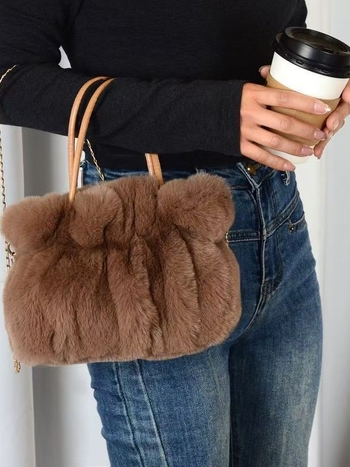 Plišna torbica s lancem – zimski stil, elegantna crossbody torba