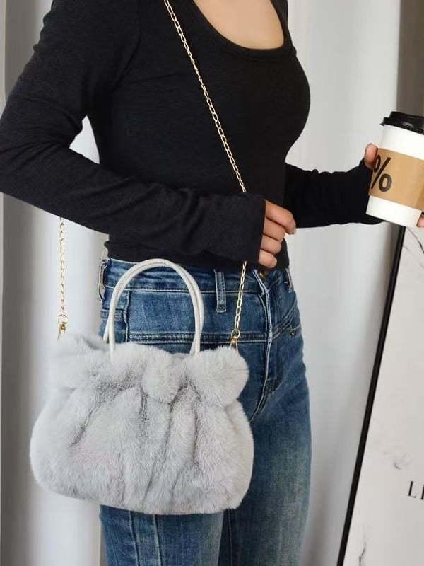 Plišna torbica s lancem – zimski stil, elegantna crossbody torba