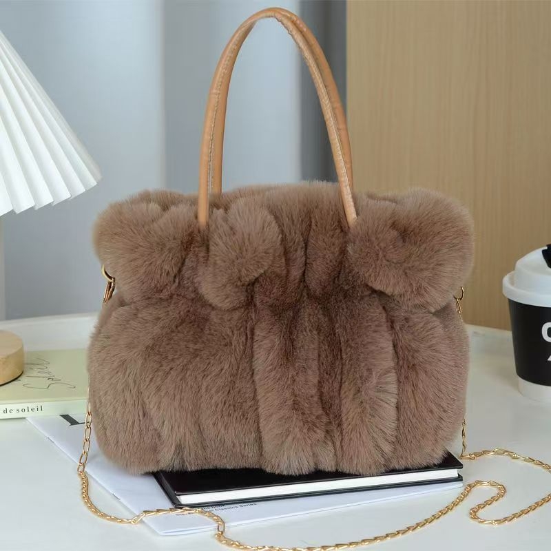 Plišna torbica s lancem – zimski stil, elegantna crossbody torba