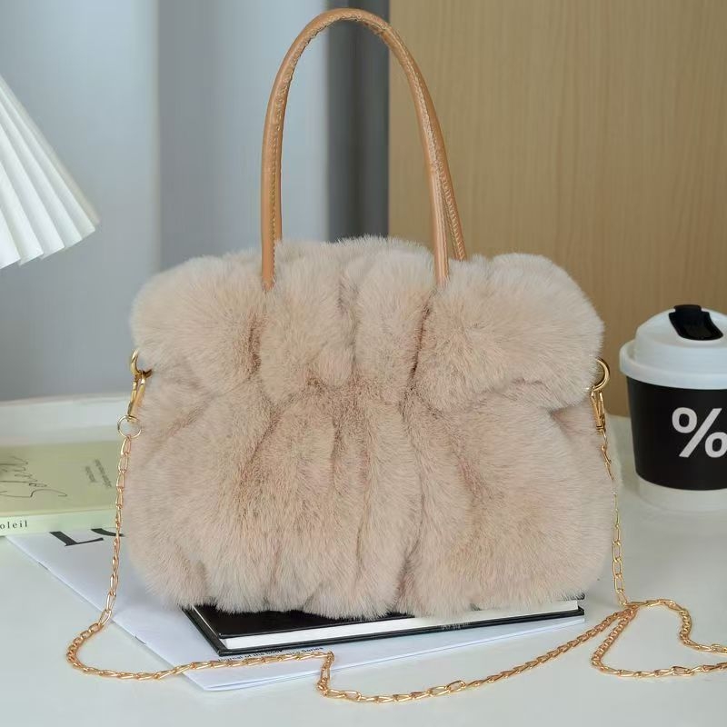 Plišna torbica s lancem – zimski stil, elegantna crossbody torba